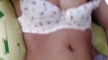 Güzel masaj terapisti müşterinin mobil grup porn vajinasını yaladı ve içine bir penis taktı
