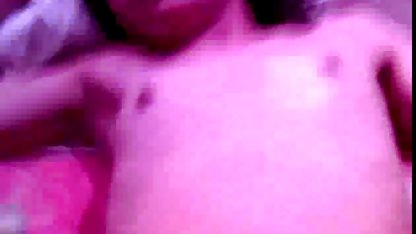 Genç bir mobil hd porn memenin tüm deliklerinde yürüdü