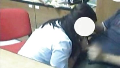 Kadın elleriyle pprno mobil büyük göğüsler okşadı