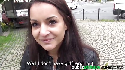 Üvey baba Asya’nın derin mobil tube porn boğazını yaptı