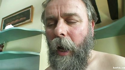 Bir arkadaşını aradı ve sex mobil onunla kızını becerdi.