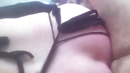 Külotunu itti ve bir noktada tutkulu bir mobil xhamster kadını becerdi