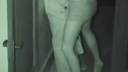Bir kızın bir adamın aletini mobil sex indir izle emmesiyle yanma odasında gizli kamera yandı