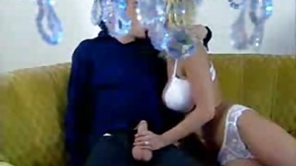 Usta oynak küçük karısı sigara içmeyi sever ve kocasına tutkulu bir oral mobilpornoyukle seks verir