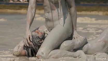 Elena Berkova aynı anda iki adam tarafından becerilir. Bir pislik içinde iki porn indir bedava horoz.