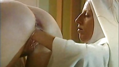 Yakında uyurken adam karısının mobil porn sites kız kardeşini sikiyor