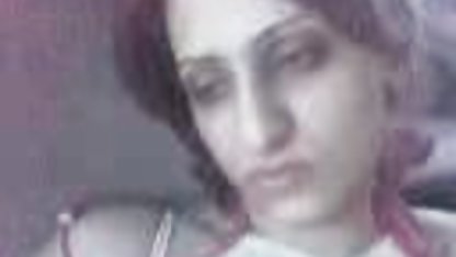 Seks makinesi Alice'i aynı anda iki delikten sikiyor. Anal anal porn mobil olarak dört vibratör!
