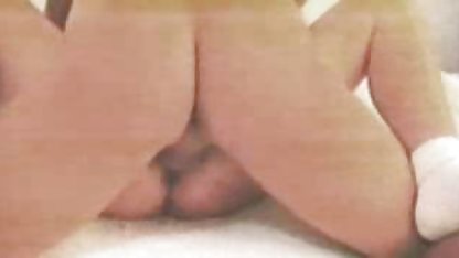 Kahrolası komşu kızın odasına girdi ve mobil porn movie onu uyuma durumunda becermeye başladı