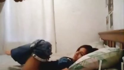 Masanın üzerindeki piliç mobil oorno bacaklarını yayar ve elastik kalça gösterir