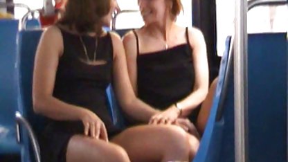 Boğucu mobil gay porn esmer soyunur ve masturbates, herkesi ateşe verir