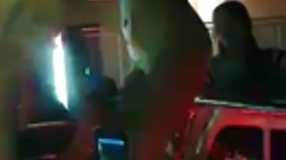 Cildi dökülen yağın ışıltısı mobil sex mp4 ile süsleyen kıçı gösterir.