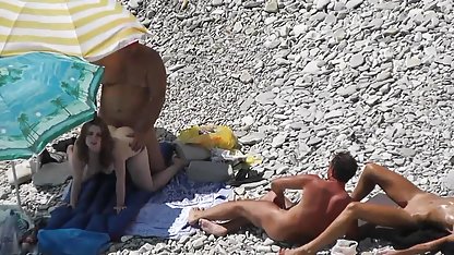 Bir peçe içindeki bedava azeri pornosu gelin, kayıt ofisinin eşiğindeki bir smokinle damatı sikiyor
