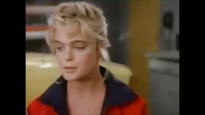 Oynak mobil oorno Irina seksi bir video çeker ve vücudunun esnekliğini gösterir