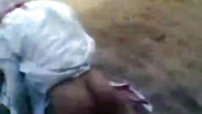 Kamerada mobil lesbian porn bir fahişe alır ve onu kedi sikikleri