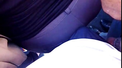 Çekici esmer siyah mobil pornk dick ile oynadı