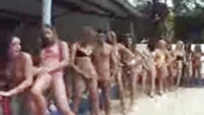 Kel amcık ile genç bir esmer mobilbedavaporno çeşitli pozlar bir melez ile sikikleri