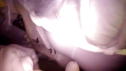 Küçük memeli anal sex mobile kahverengi saçlı gösterir ve kedi masturbates